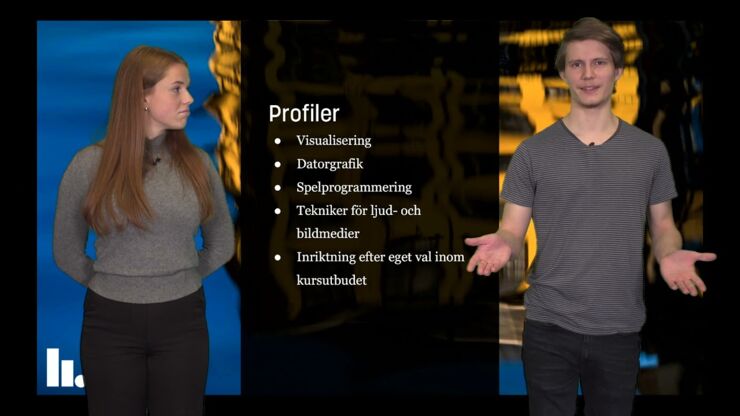 Två stående studenter, en manlig och en kvinnlig, med en slideshow i bakgrunden