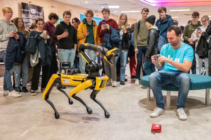 Foto av robothund och studenter