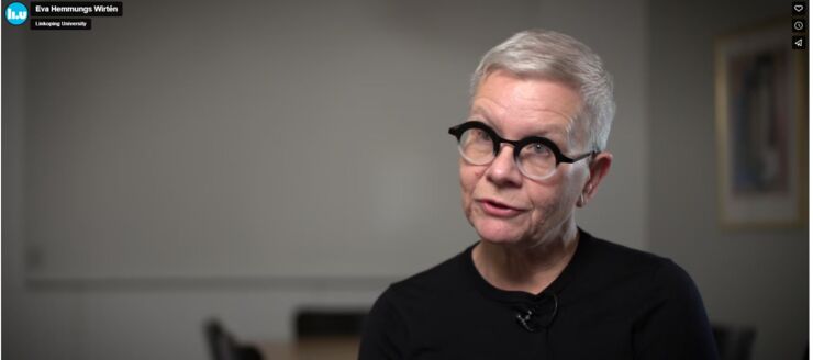 En person blir intervjuad.