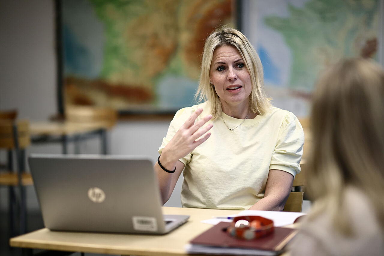 Handledare guidar och pratar med student som gör VFU