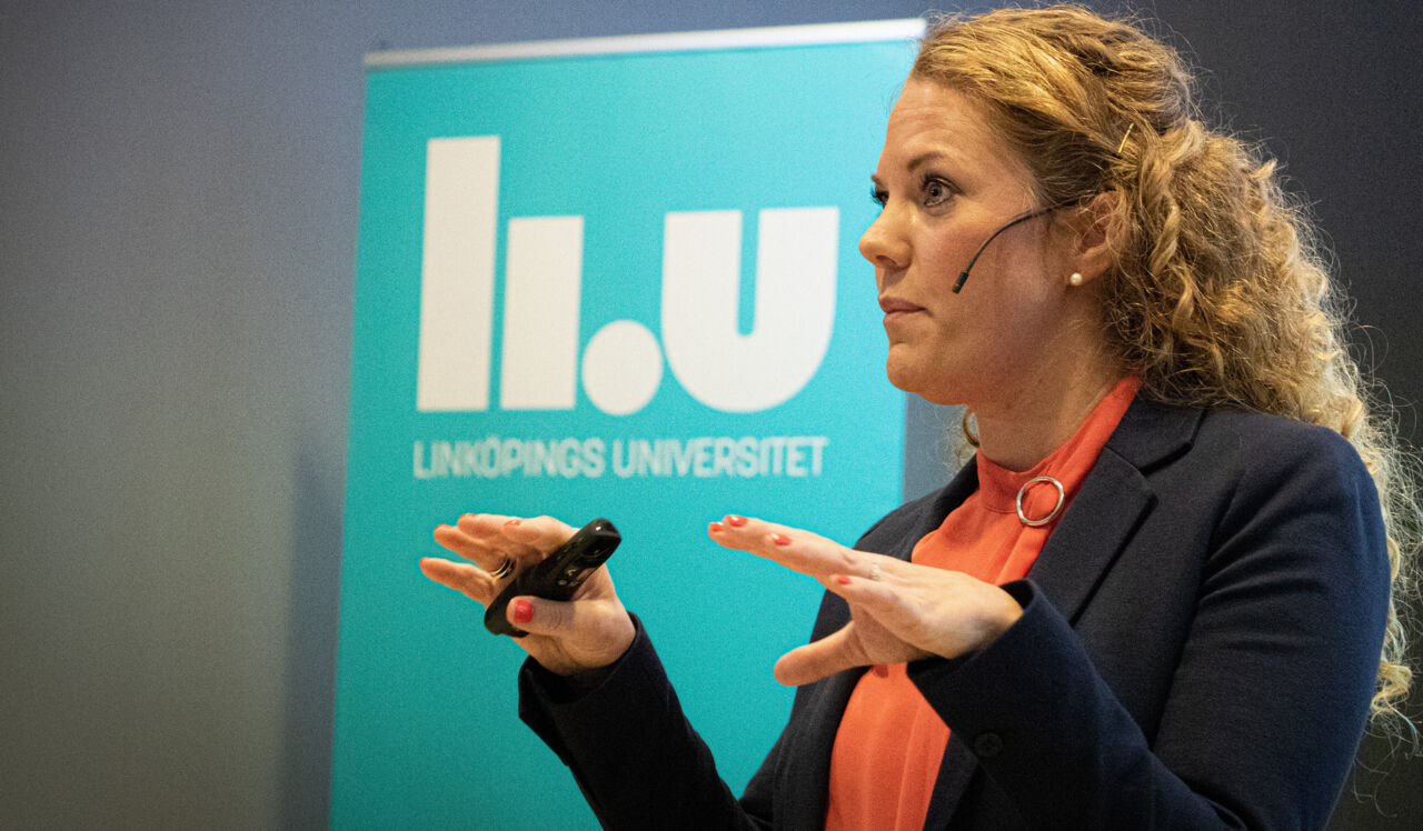 Kvinnlig forskare föreläser.