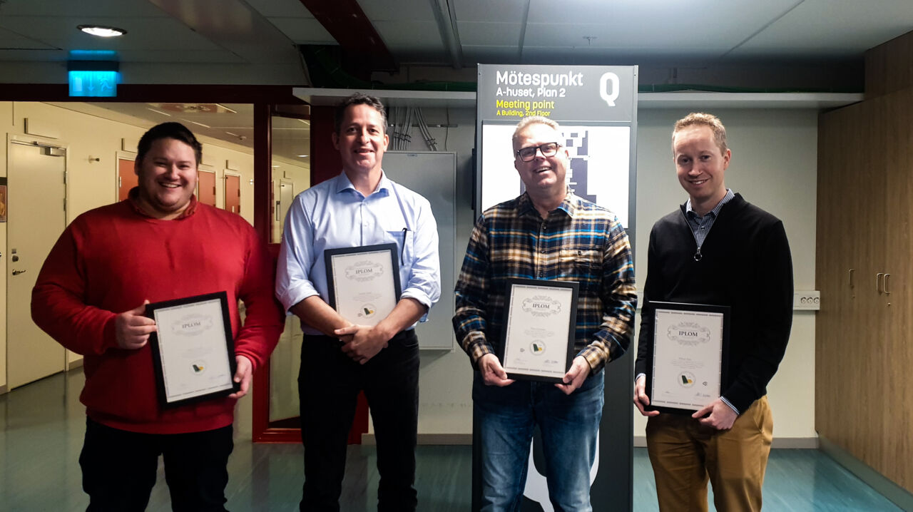 En grupp människor står med diplom i händer: Mikael Axin, Peter Cronemyr, Mårten Fristedt, Fredrik Stahre.