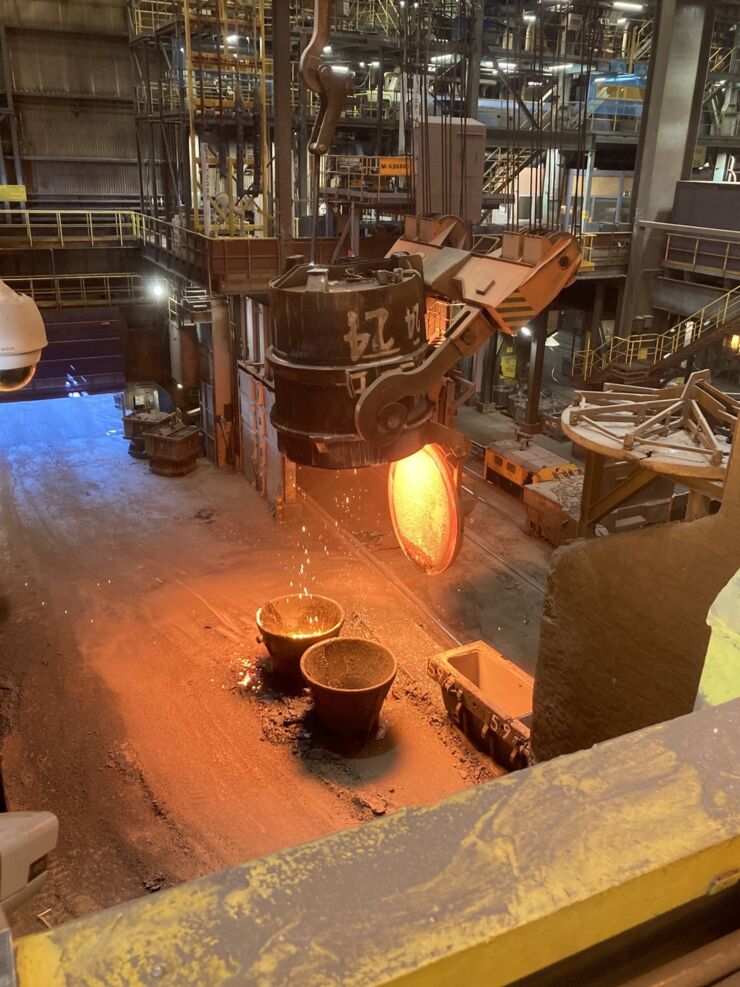 Fabrik som producerar stål. 