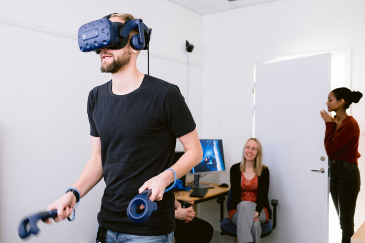 personer testar ett virtual reality-headset.