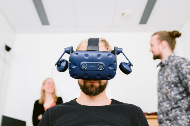 person med VR-headset på sig.