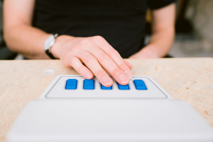 fingrar trycker på blå knappar.