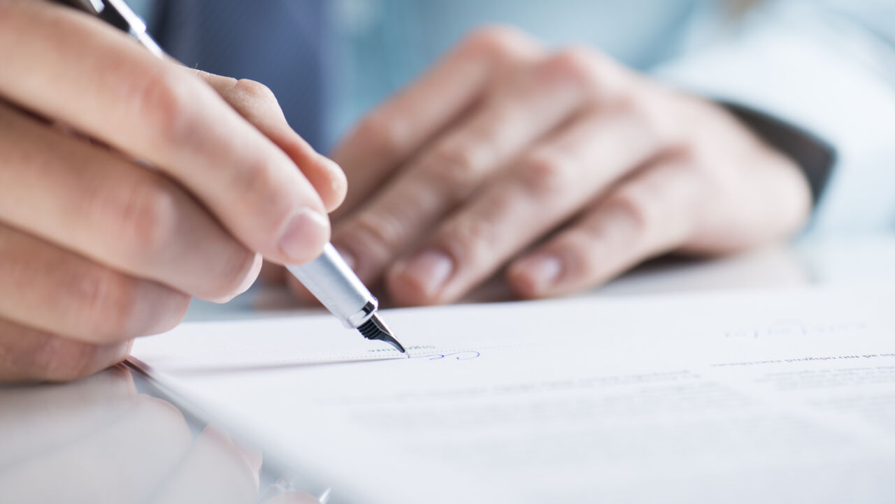 A person are writing a contract.