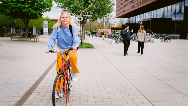 Student som cyklar längs Corson