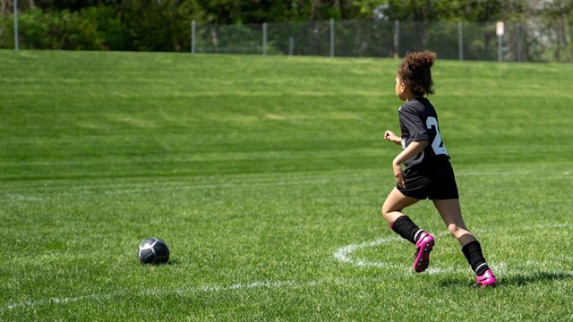 Bild på tjej på en fotbollsplan.