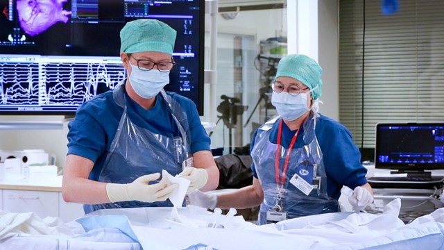 Sjuksköterskor förbereder patient inför operation