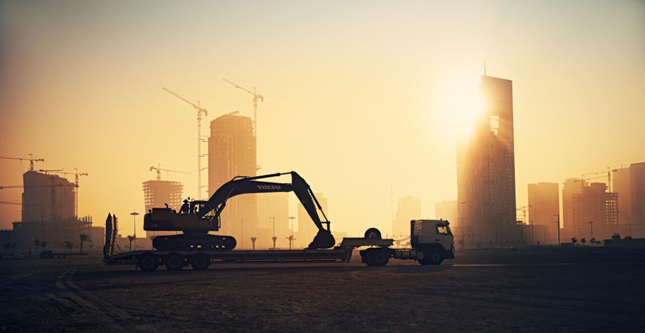 Tunga fordon på arbetsplats i motsol.
