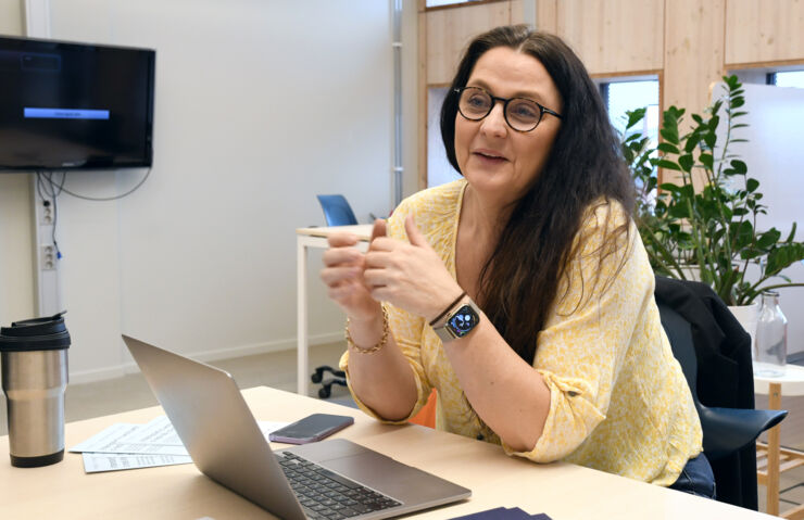 Cia Lindvall sitter vid sin dator.