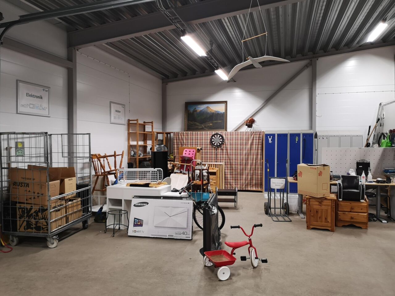 lager med saker och produkter som kan återanvändas - cyklar, tv, möbler.