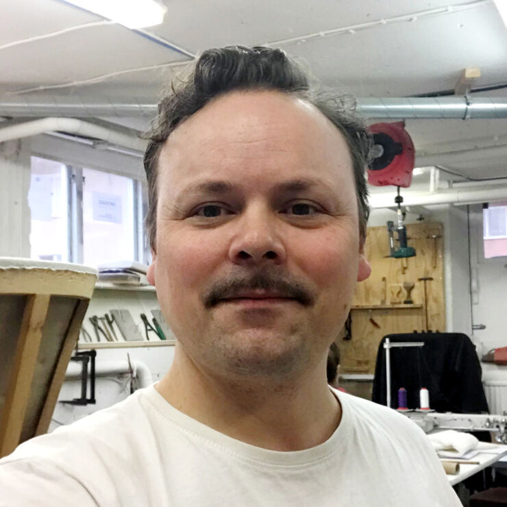 Man med mustasch i verkstad
