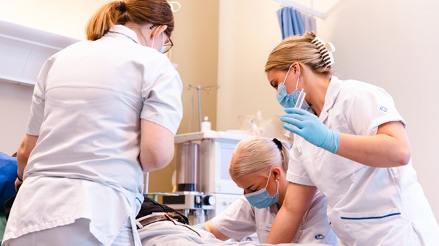 Sjuksköterskor tar hand om patient