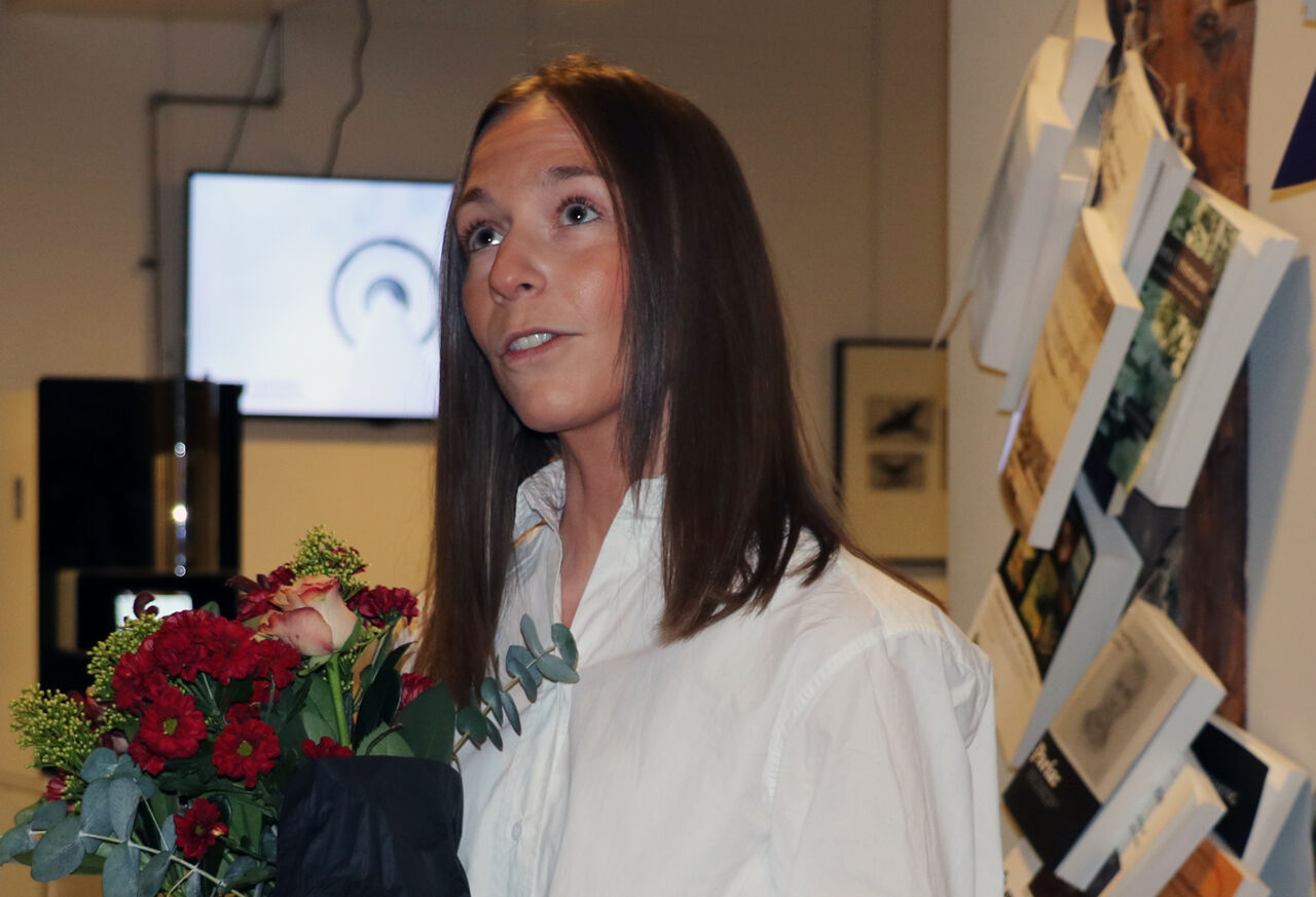 Bild på kvinna som håller i en blombukett