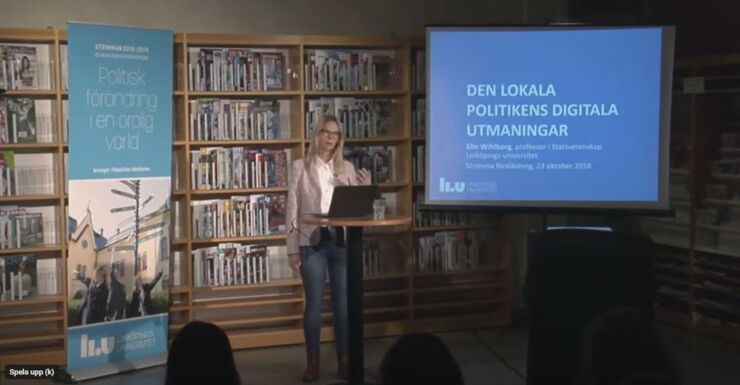 Elin Wihlborg, professor i statsvetenskap, föreläser.