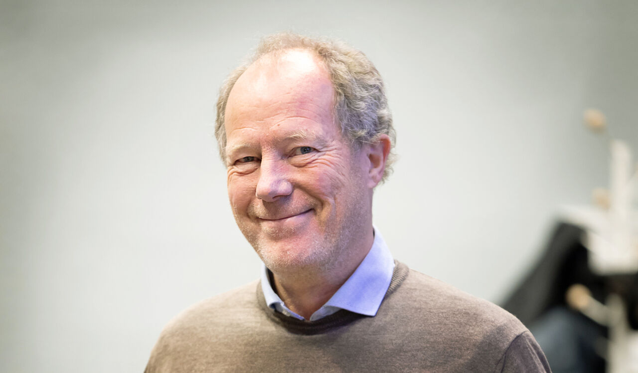 Portrtättbild på manlig forskare.