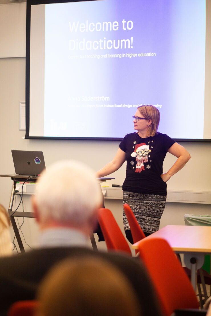 Anna Söderström holds a presentation in a lecture hall