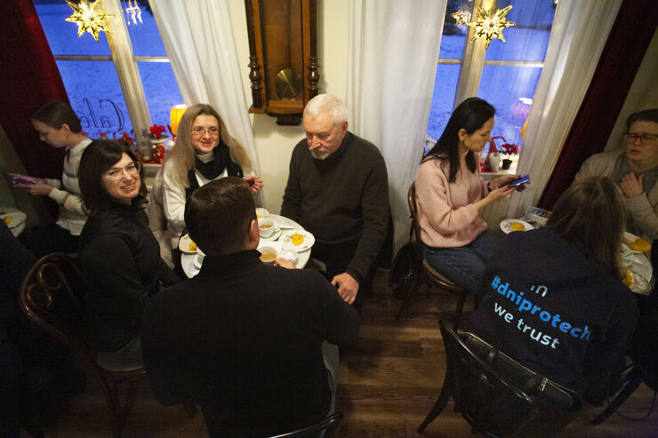 Deltagare på nätverksträff fikar på café.