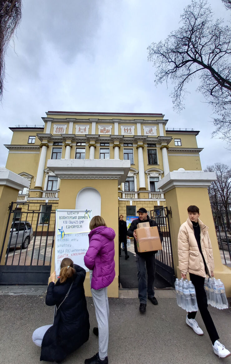 En skola i Dnipro som blir till ett hjälpcenter i krigets Ukraina. Människor samlas för att hjälpa till.