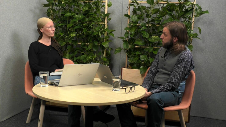 Omslag - Pernilla och Johan samtalar runt ett bord. 