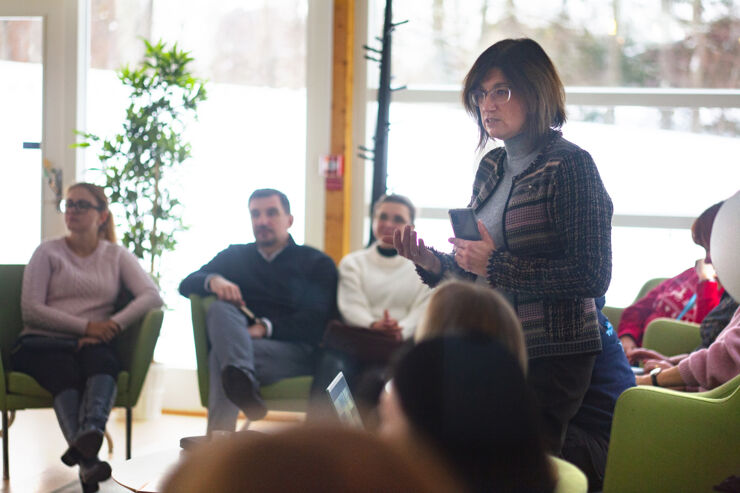 A lady, her name is Tetiana Mamatova, is standing up and speaking.