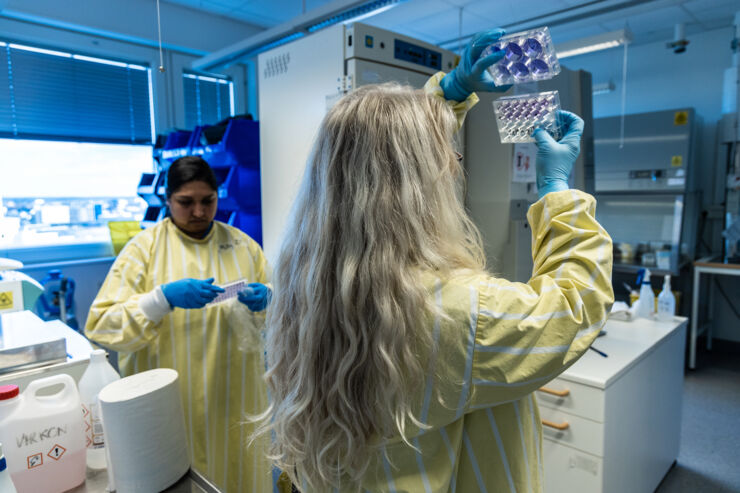 Two female researchers in alaboratory.