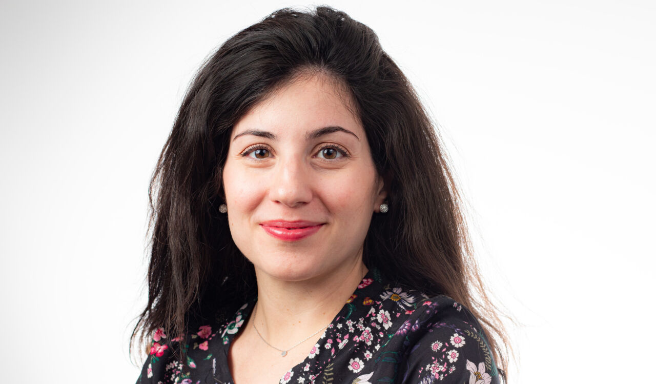 Kvinnlig forskare, porträtt. Mörkt hår. 