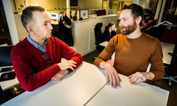 Two persons talking in an office.