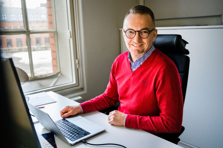 Man at desk (Magnus Berggren)