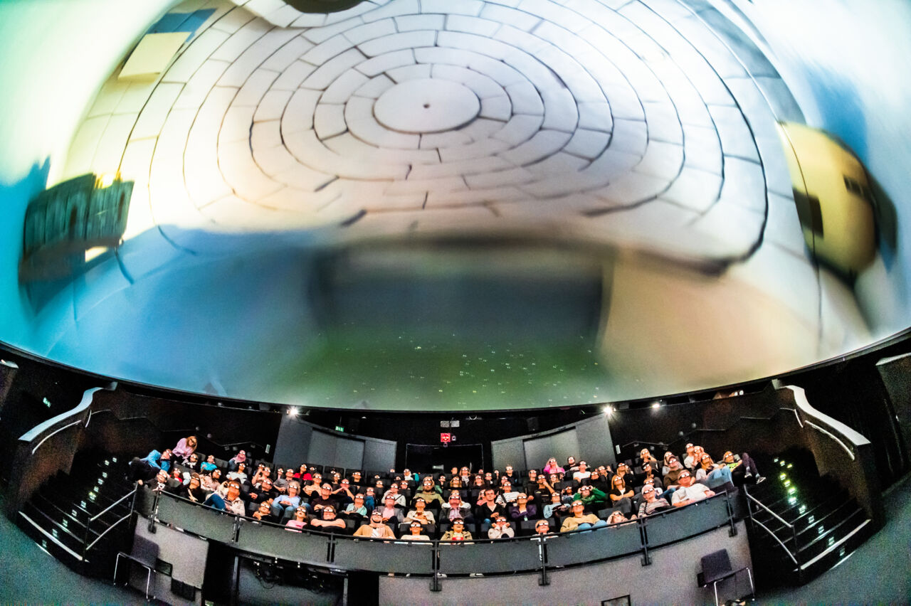 Domteatern i Visualiseringscenter C ur ett fiskögeperspektiv.