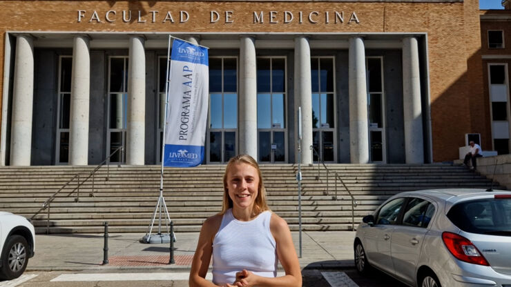Amanda Ekblad framför universitetsbyggnad i Madrid