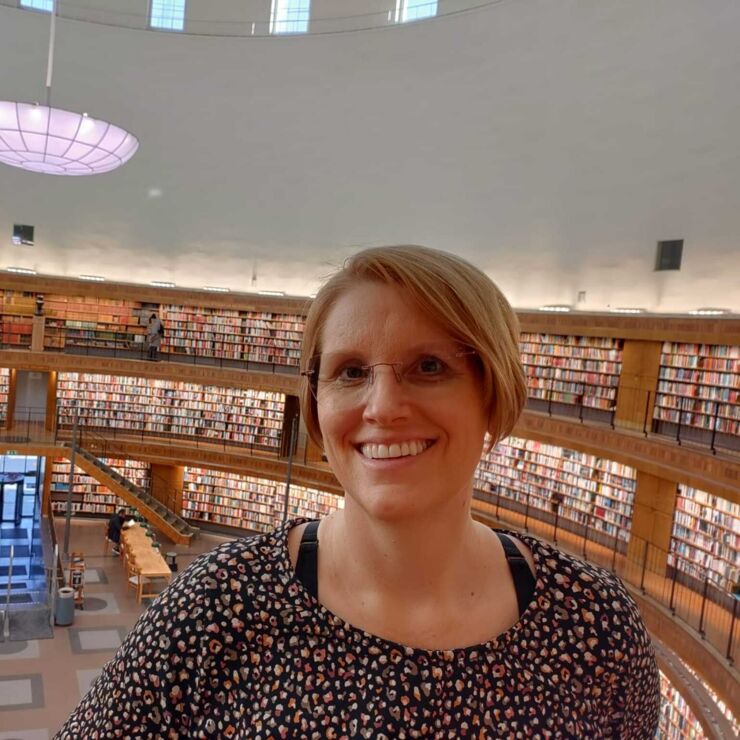 A picture of a  women in the library.
