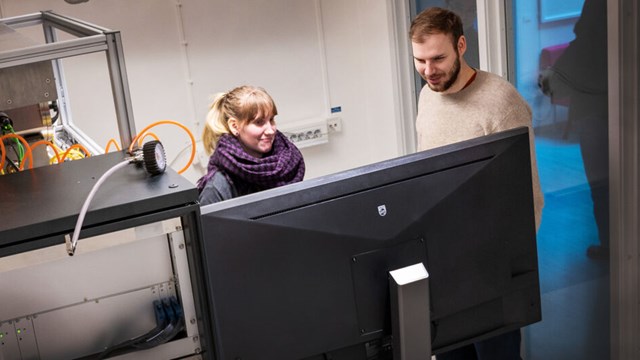 Tre forskare i labbet med 3D-printern.