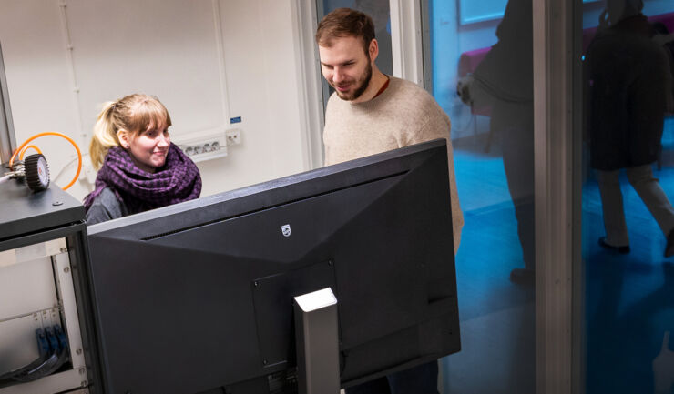 Two scientists in 3D-lab.