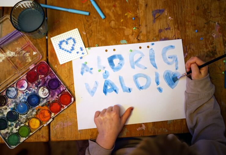 Barn skriver Aldrig våld! med vattenfärg