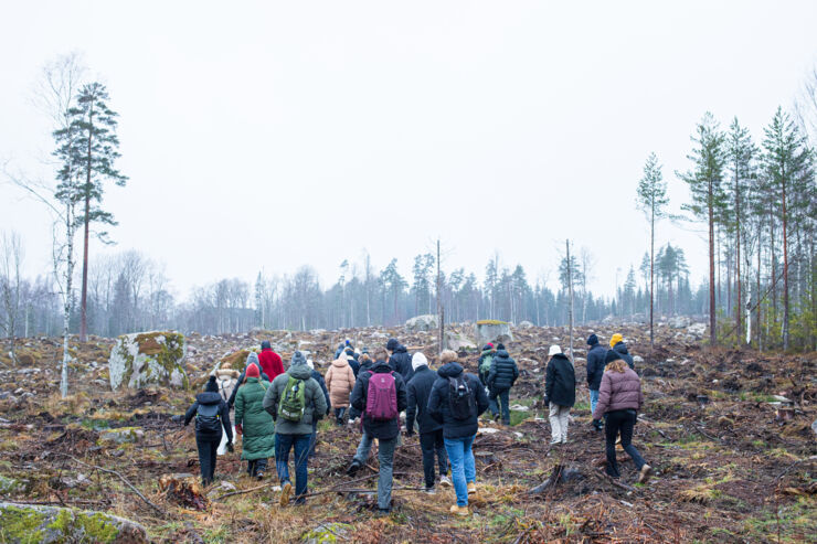 Ett 30-tal studenter ute i skogen.