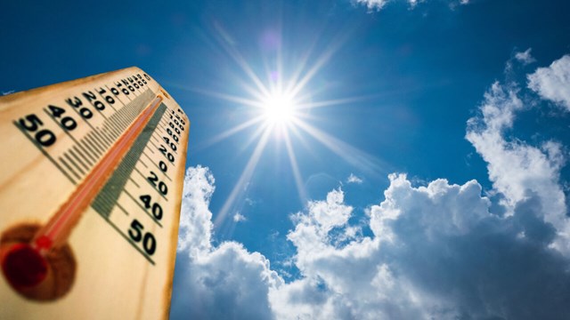 Solen och termometer som visar hög temperatur.