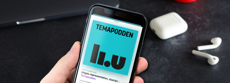 Hand som håller upp mobiltelefon är podcasten Temapodden visas.