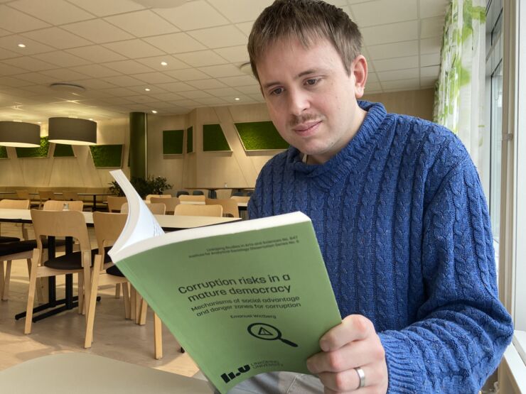 Emanuel Wittberg with his dissertation.