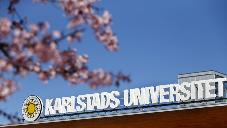 Byggnad med skylt med texten Karlstad universitet.
