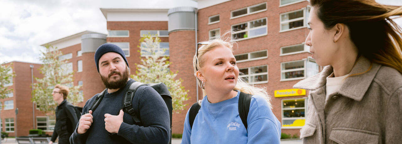 Tre studenter som promenerar på Campus Valla