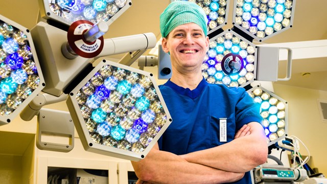 Erik Freiholtz Jern i operationskläder framför operationslampa