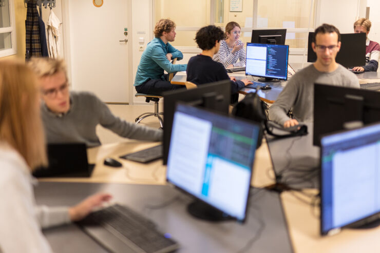 Grupp av studenter som arbetar vid datorer.