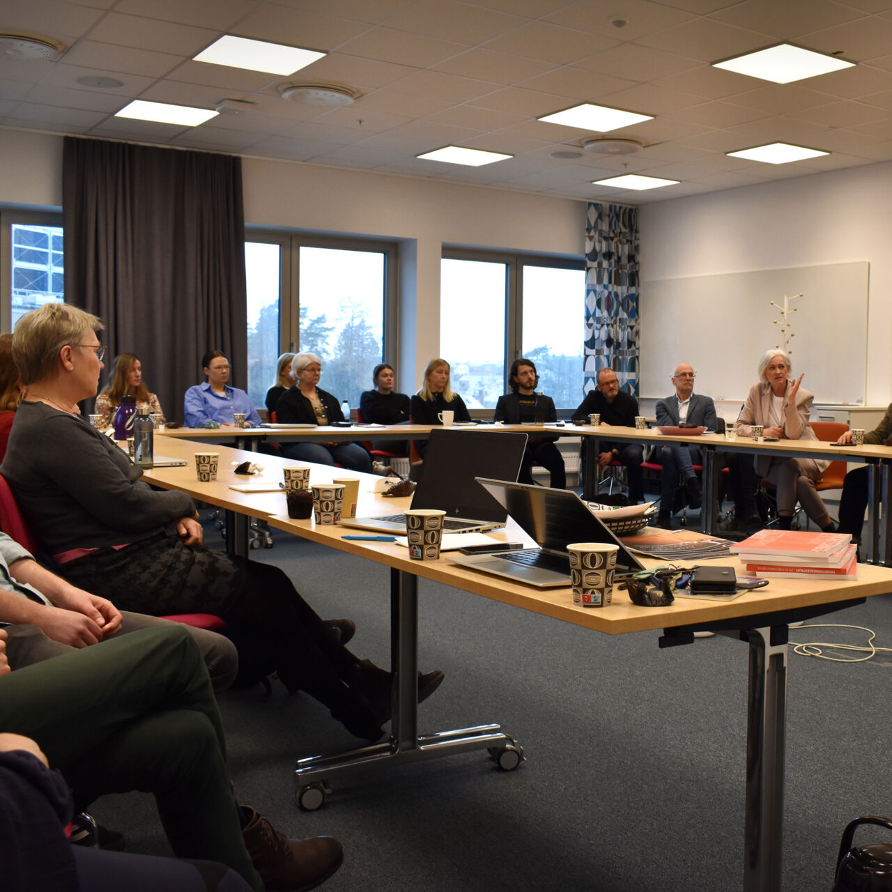 Medarbetare vid Prioriteringscentrum och CMT i möte med sjukvårdsministern.