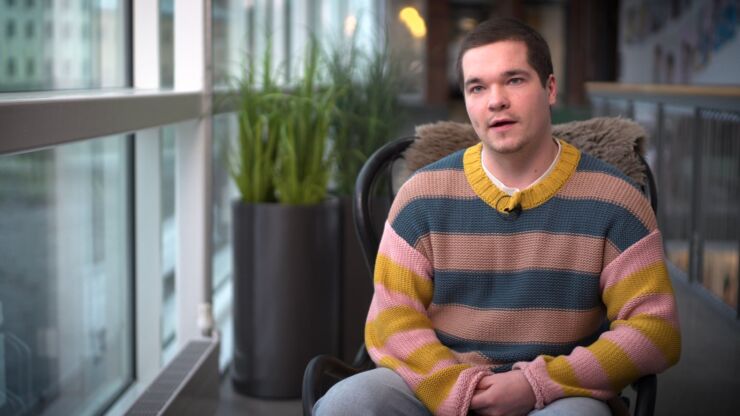 Ung mörkhårig man i randig tröja