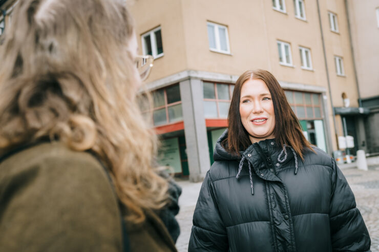 Två personer står och pratar