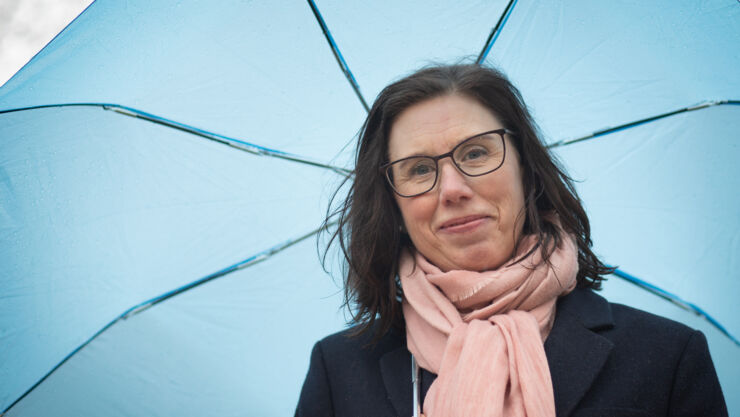 Professor Victoria Wibeck med uppfällt paraply en regnig dag i mars.
