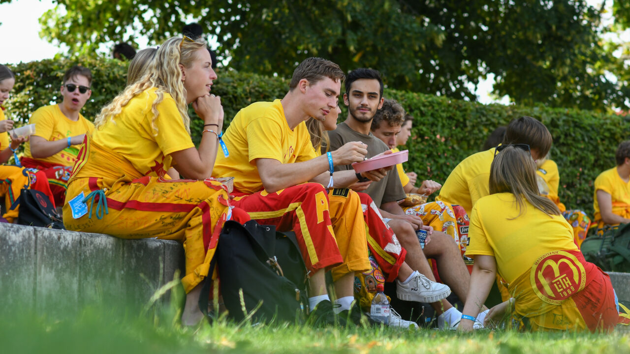 Picture of students eating outdoor lunch.